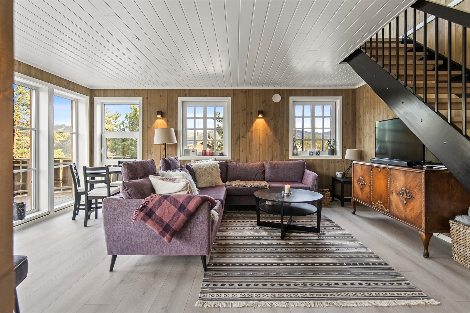 Stuen er romslig med plass til salong og go'stoler Galleribilde