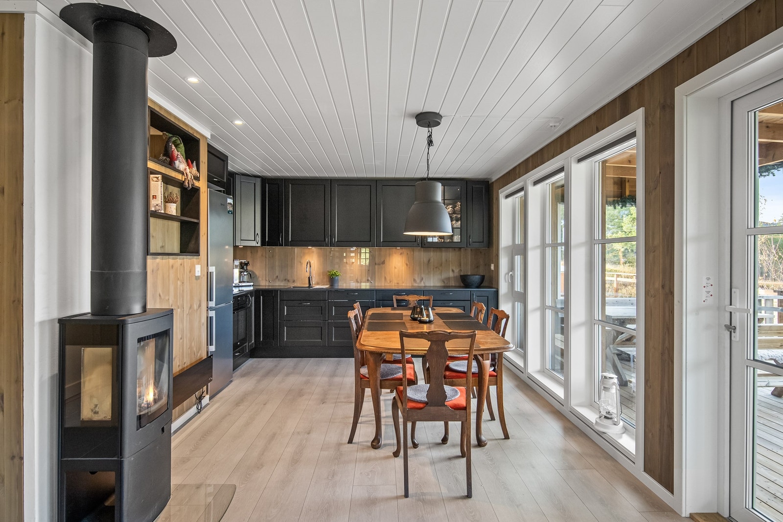 Sorte profilerte fronter på kjøkken levert av Aubo Kjøkken Galleribilde