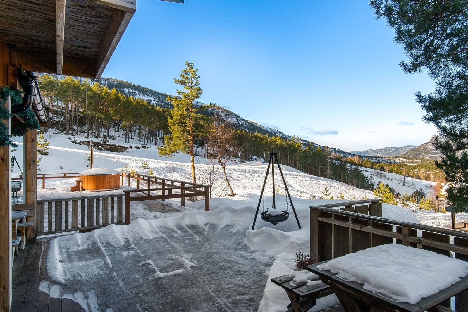 Uteområde med koselig bålpanneplass Galleribilde