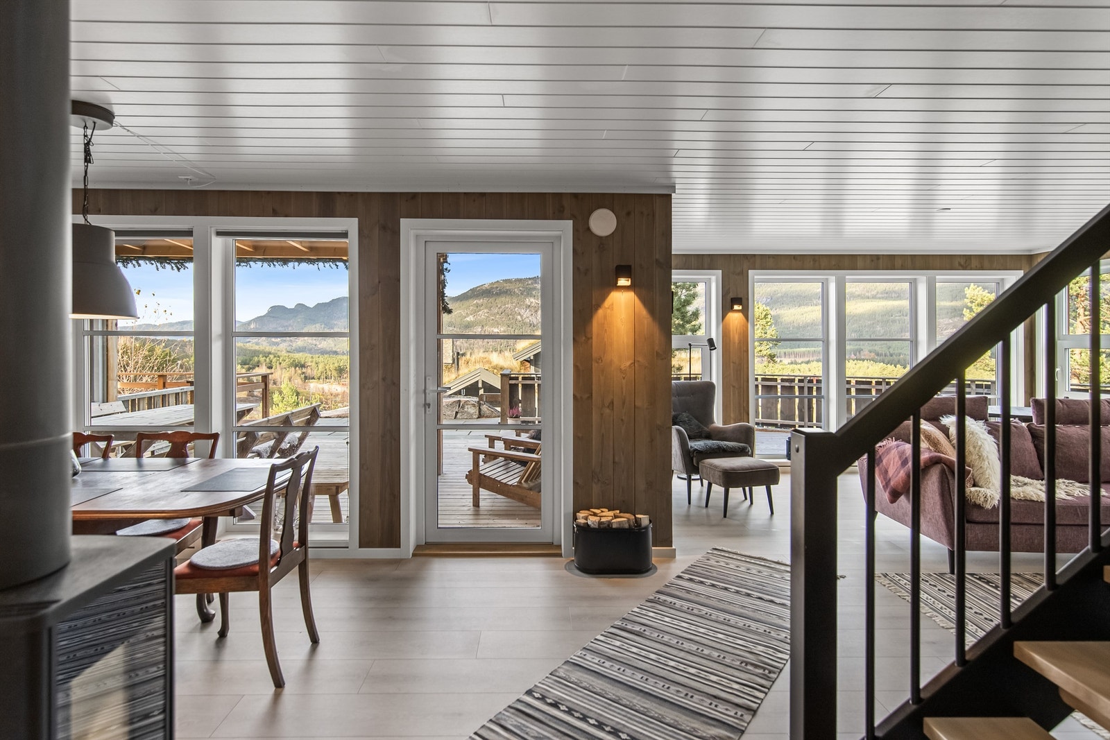 Utgang til stor, solrik terrasse med nydelig utsikt Galleribilde