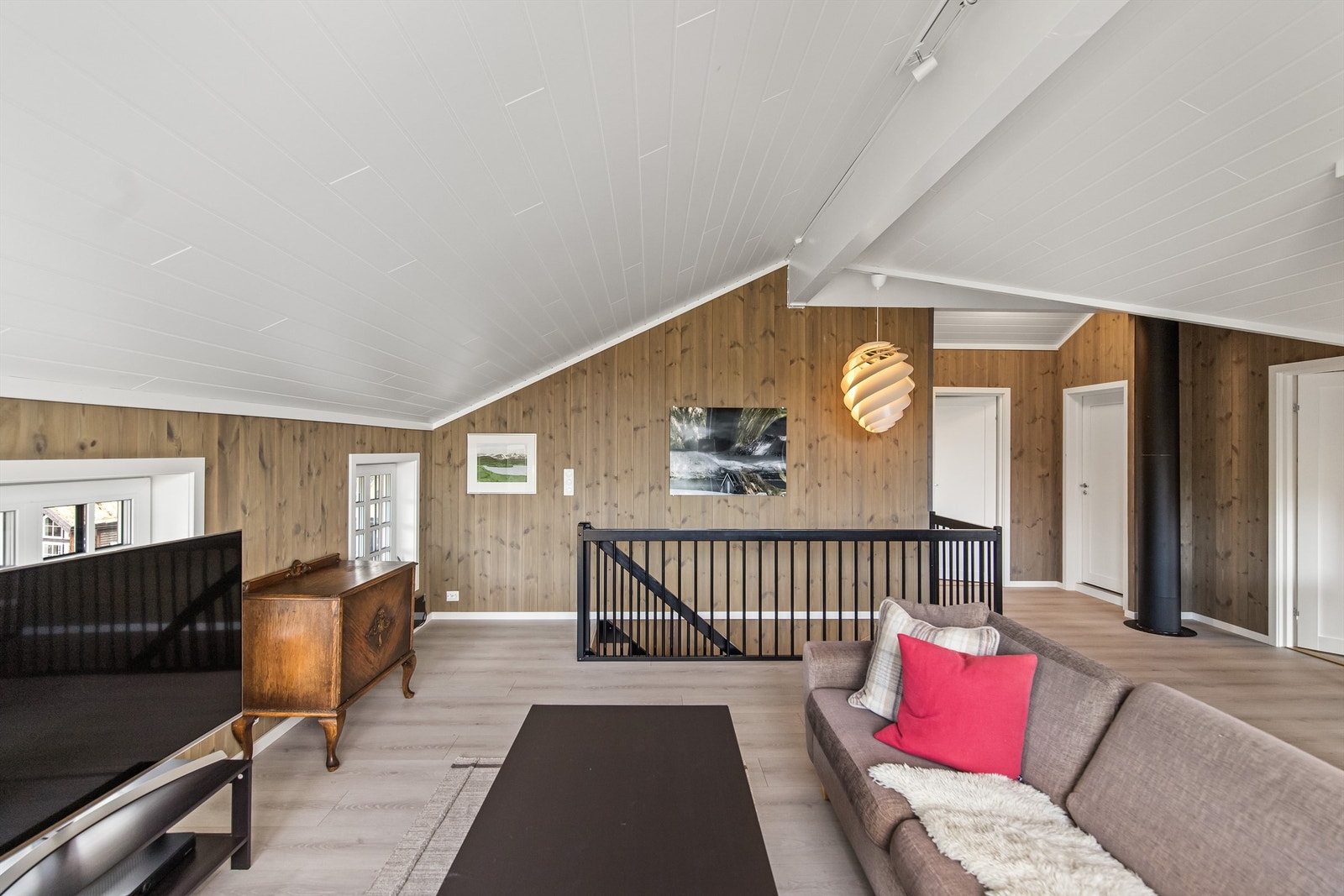 Trapperom er delikat og med bred, god trapp mellom etasjene Galleribilde