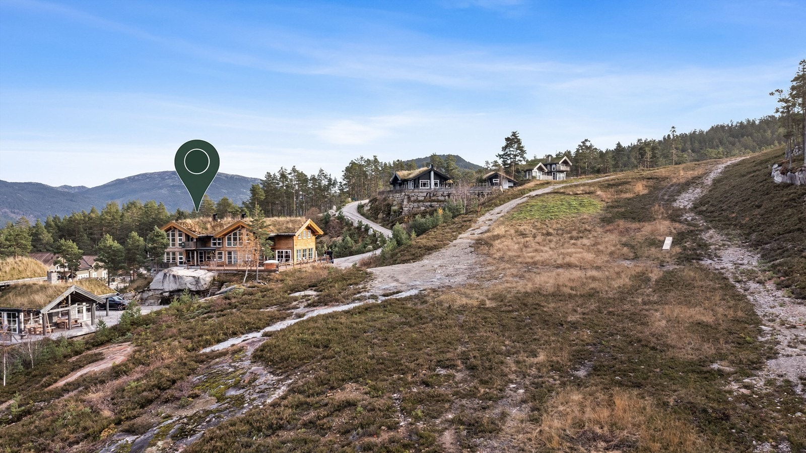 Det er ekstra lydisolering mellom hyttene og hytten er bygd etter TEK17 Galleribilde