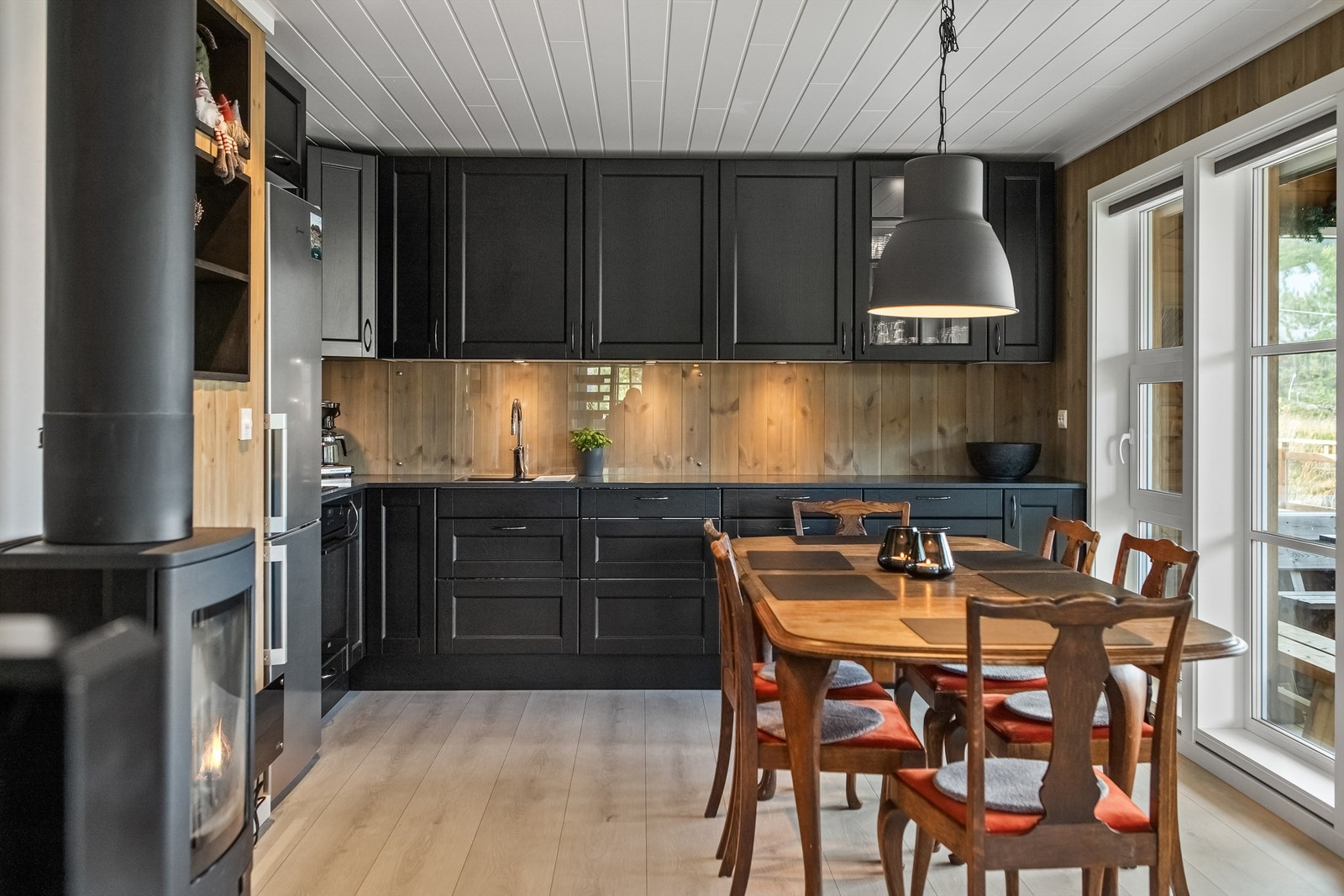 Flott kjøkken med fin plass til spisebordet Galleribilde