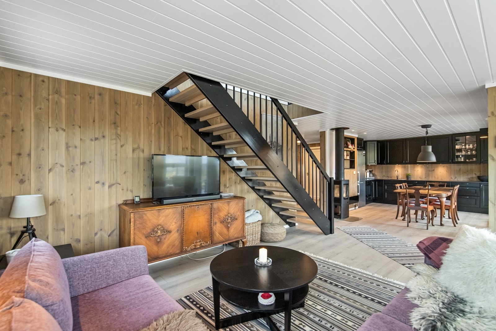 Smakfullt og praktisk innredet hytte med masse plass Galleribilde