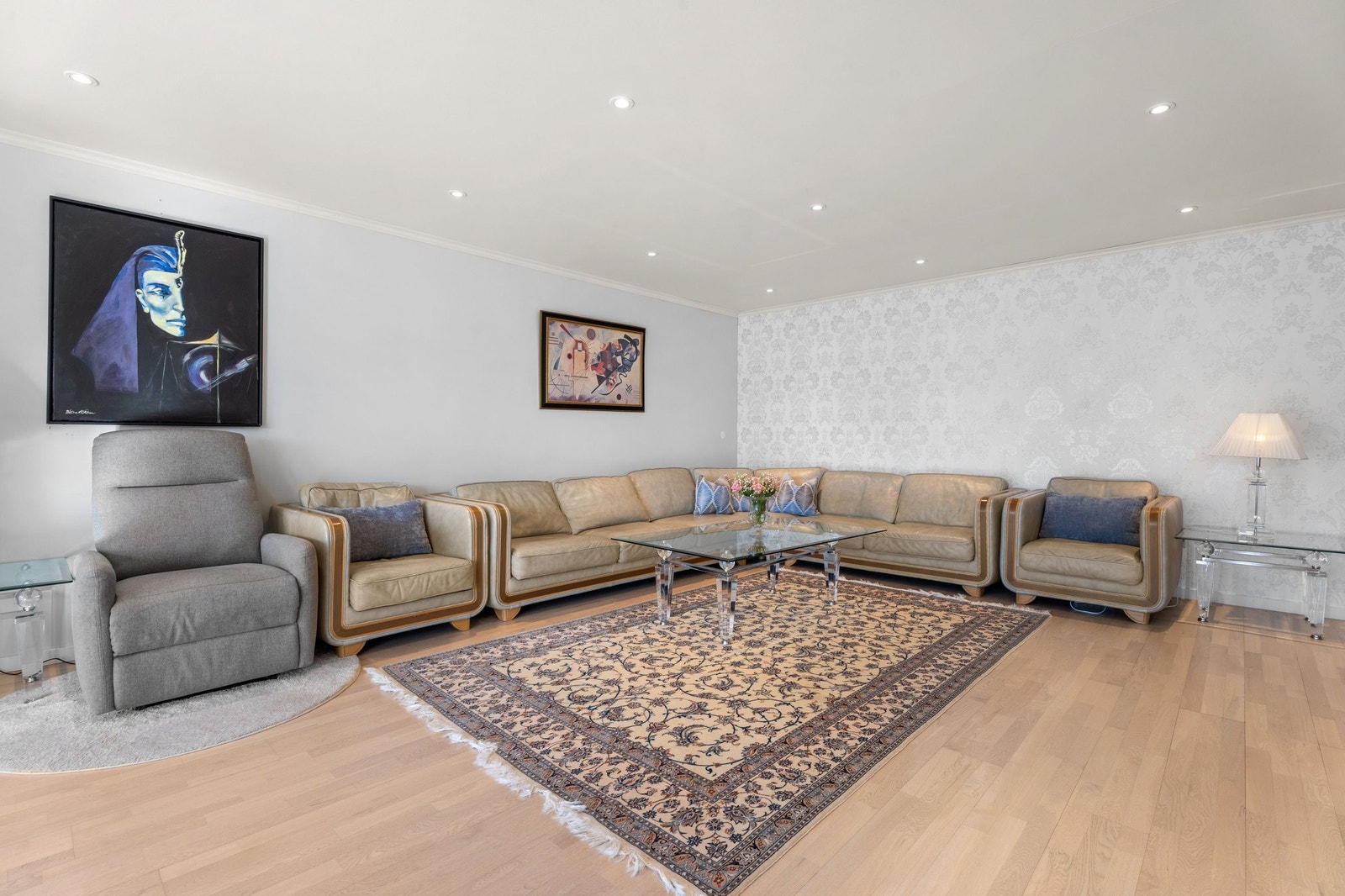 Legg merke til flotte detaljer som downlights på taket Galleribilde