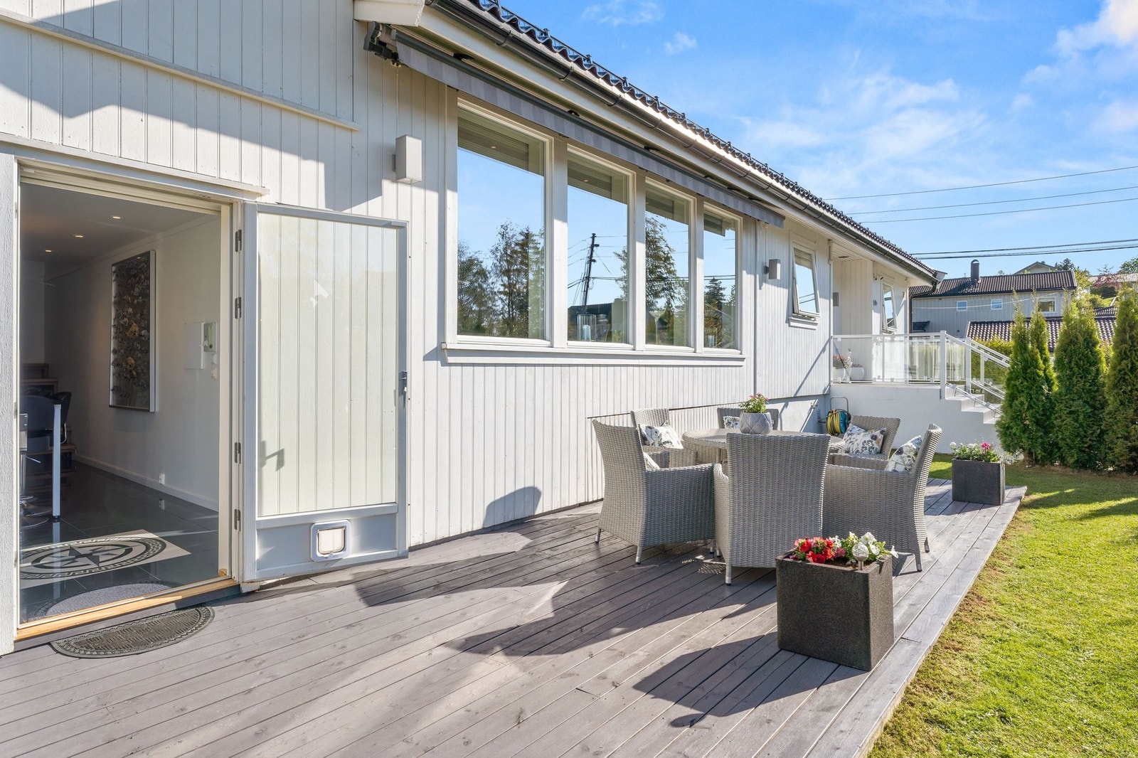 Fra kjøkkendel er det utgang til en skjermet terrasse på gode solforhold. Galleribilde
