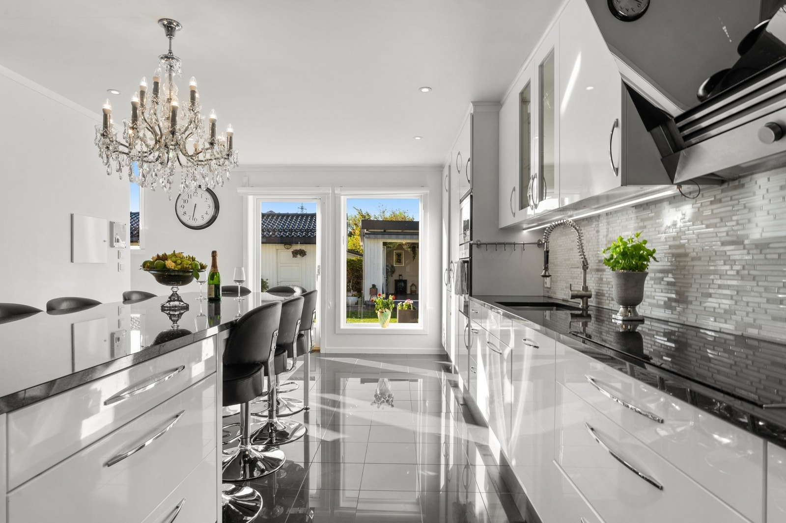 Blum-Kjøkken med stein benkeplater og spiseplass. Galleribilde