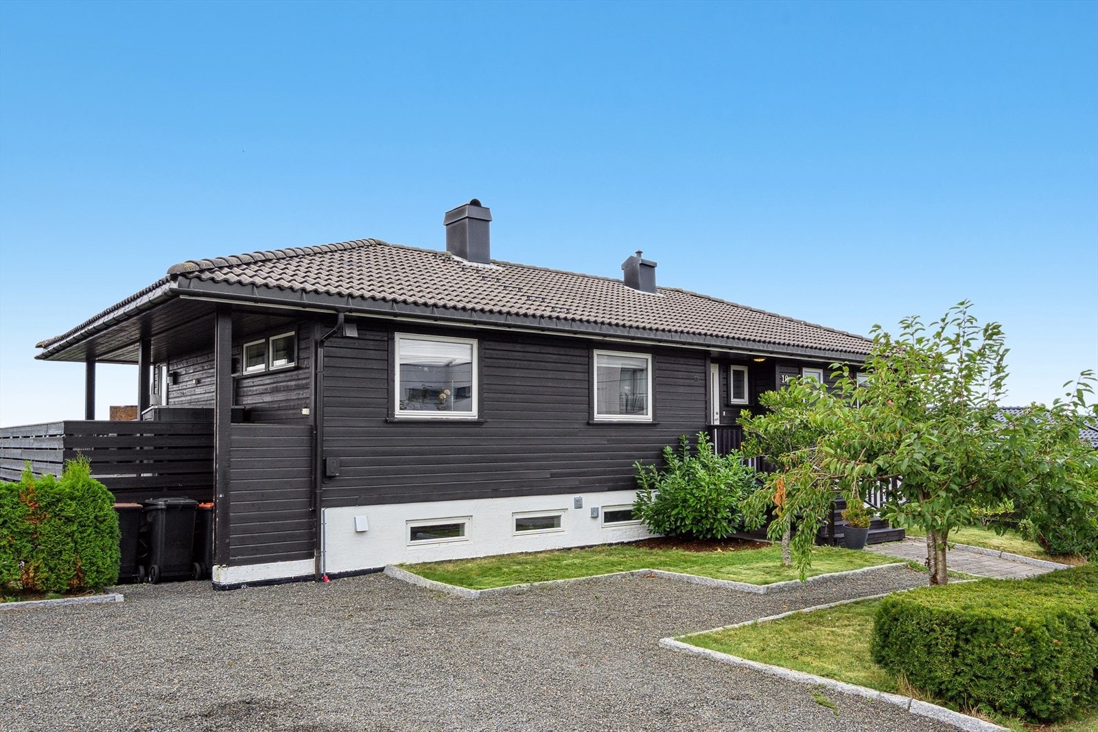 Hagen er lettstelt og det er god plass for biloppstilling på tomta. Elbillader er montert. Galleribilde