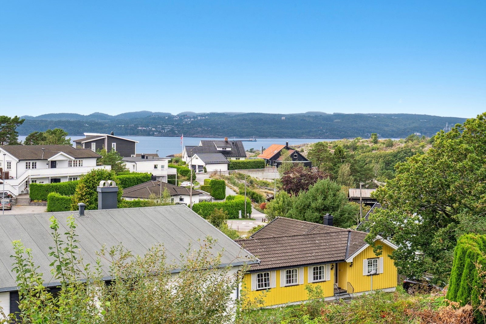 Utsikten fra verandaen er super både dag og kveld. Galleribilde
