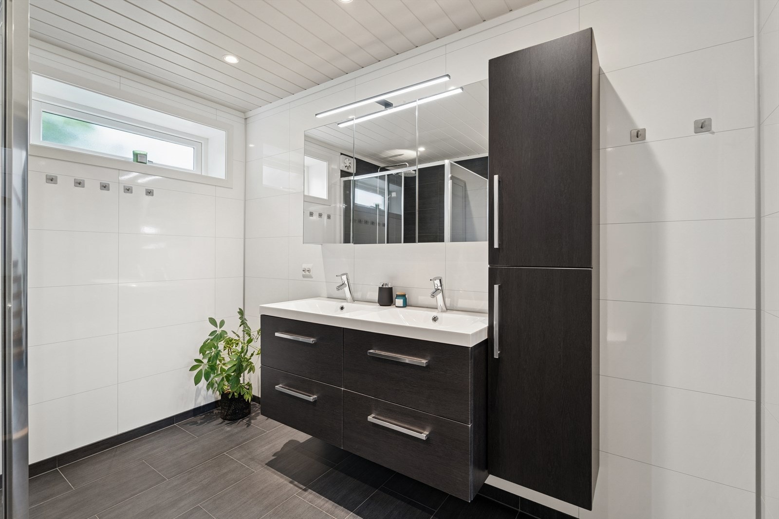 Moderne servant med dobbel vask og praktisk oppbevaring som gir et ryddig og stilrent uttrykk. Galleribilde