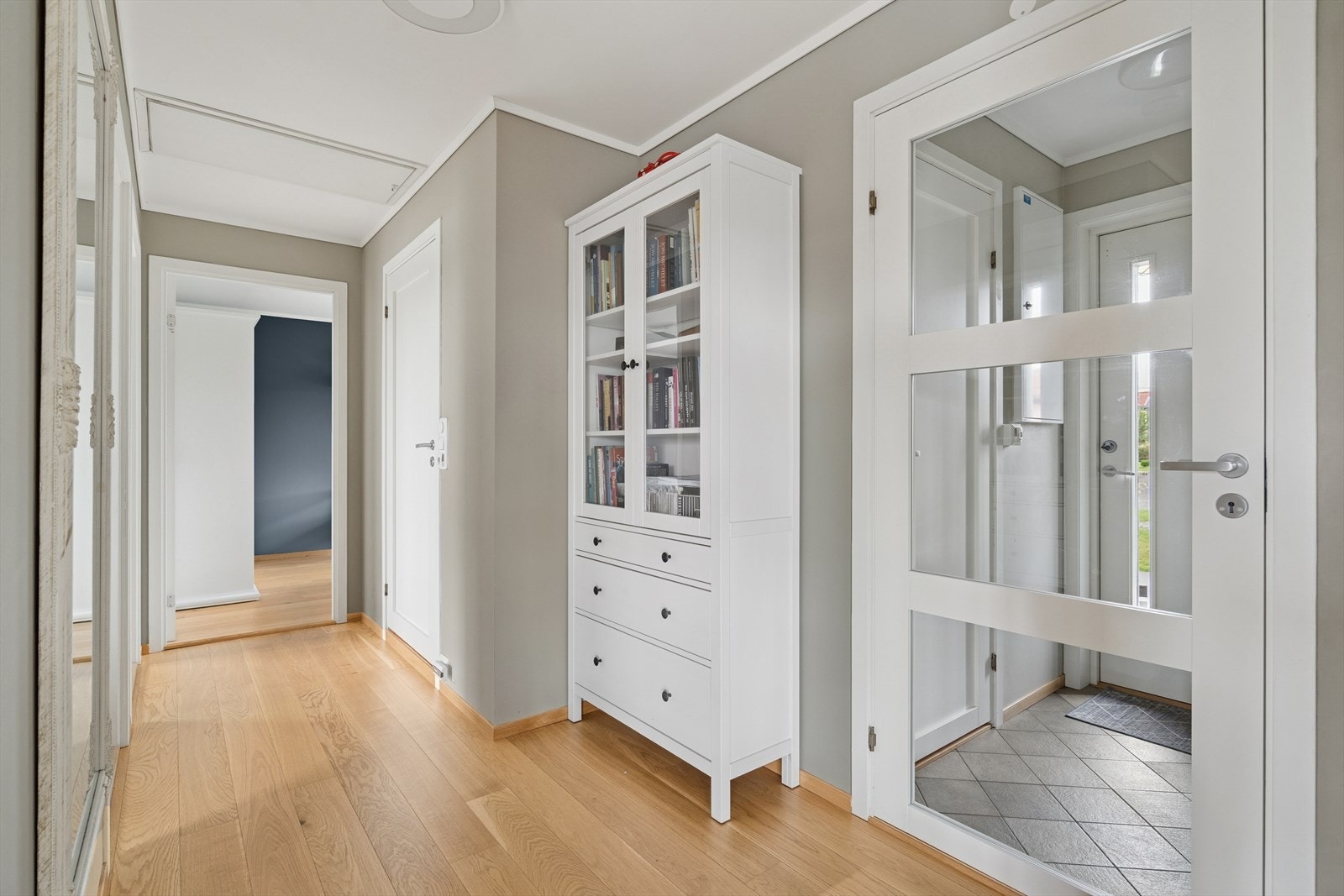 Velkommen inn! Boligen har entrè med adgang til praktisk toalettrom. Entreèn fungerer som et vindfang mot øvrige oppholdsrom. Galleribilde