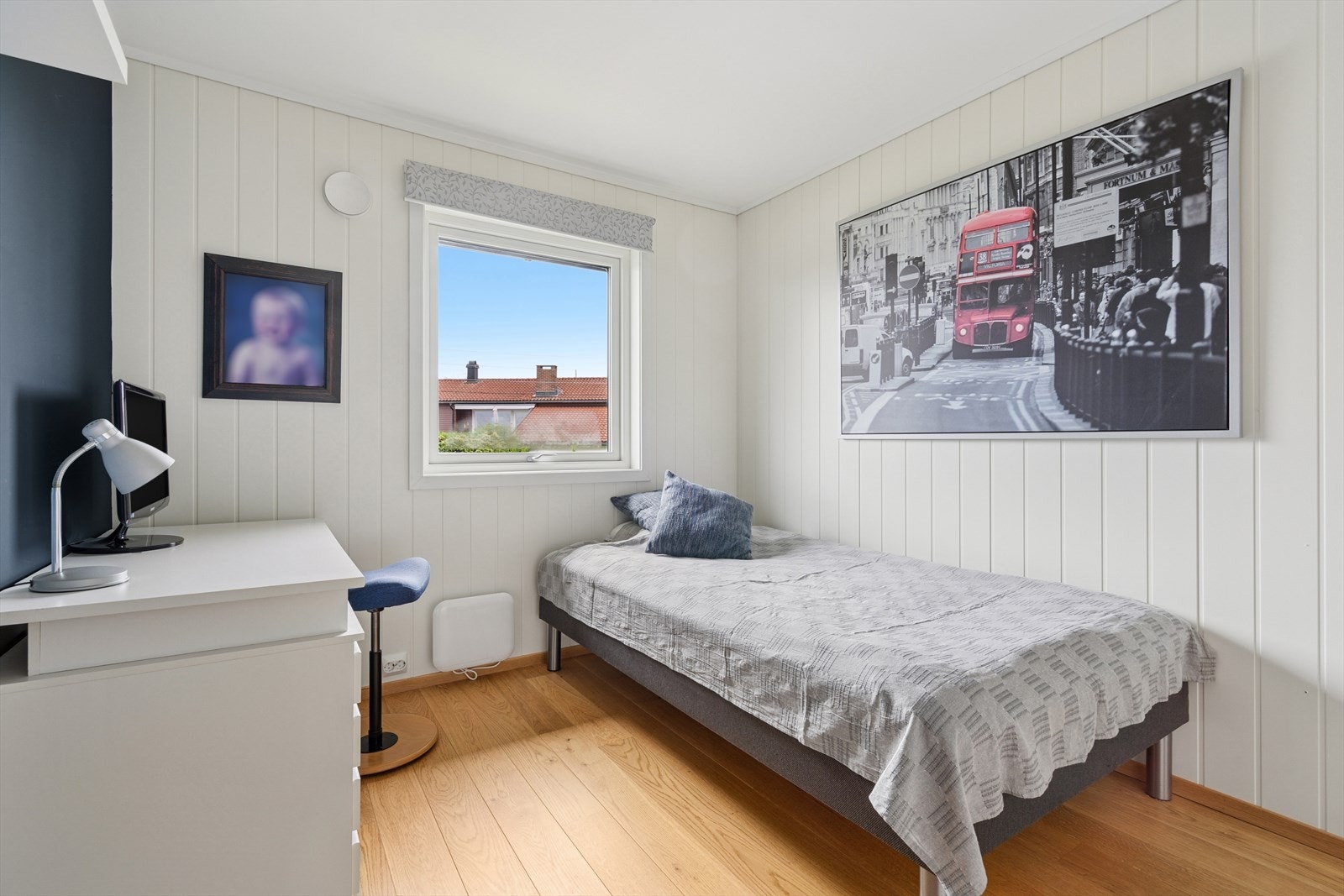 Soverom 1 er lyst og har god plass til øvrig møblement. Galleribilde