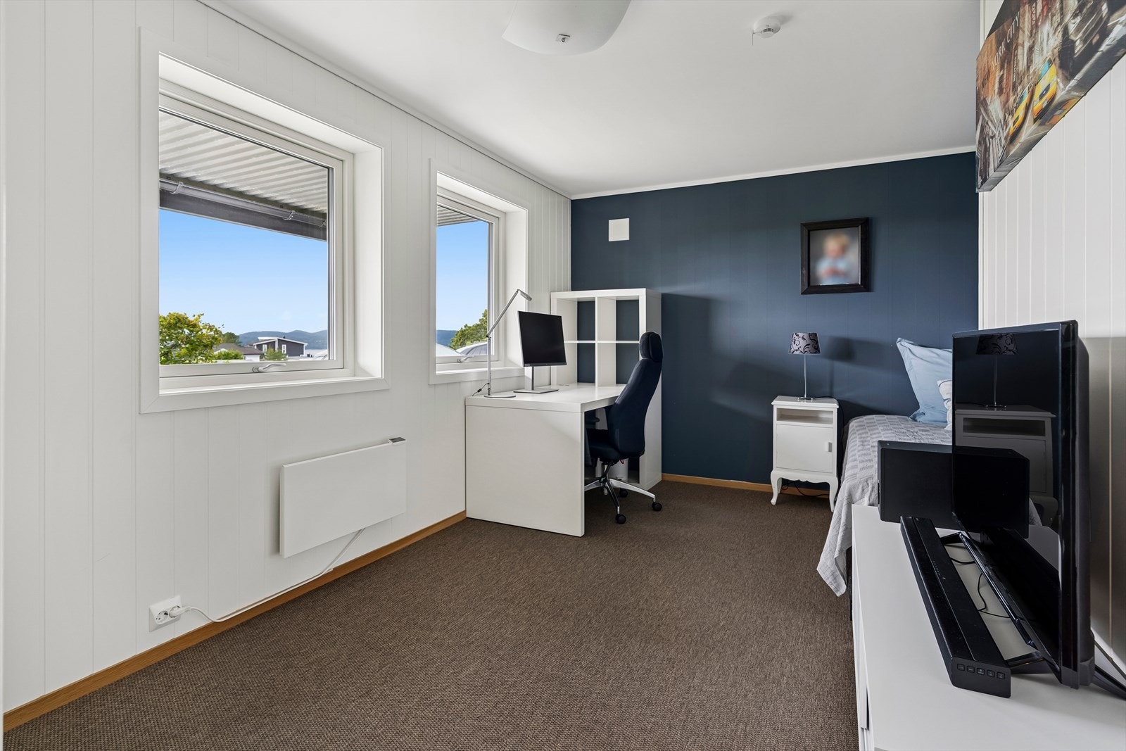 Soveromet i underetasjen er lyst og romslig med god plass til møbelgrupper. Galleribilde