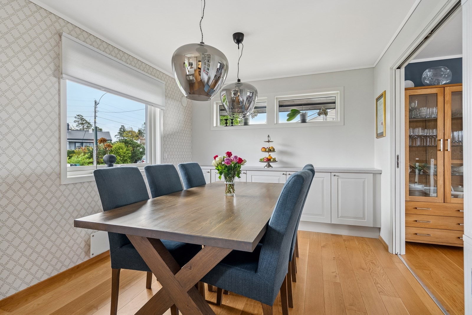 Det er romslig plass til spisestue i tilknytning til kjøkkenet. Galleribilde