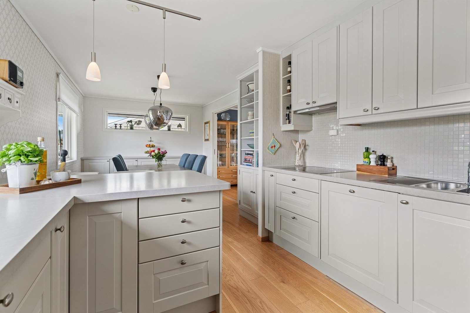 Det er rikelig med både skap og benkeplass på kjøkkenet. Galleribilde