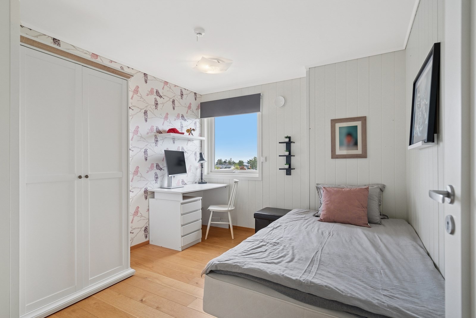 Soverom 2 er romslig og utstyrt med garderobeskap med god plass til oppbevaring. Galleribilde