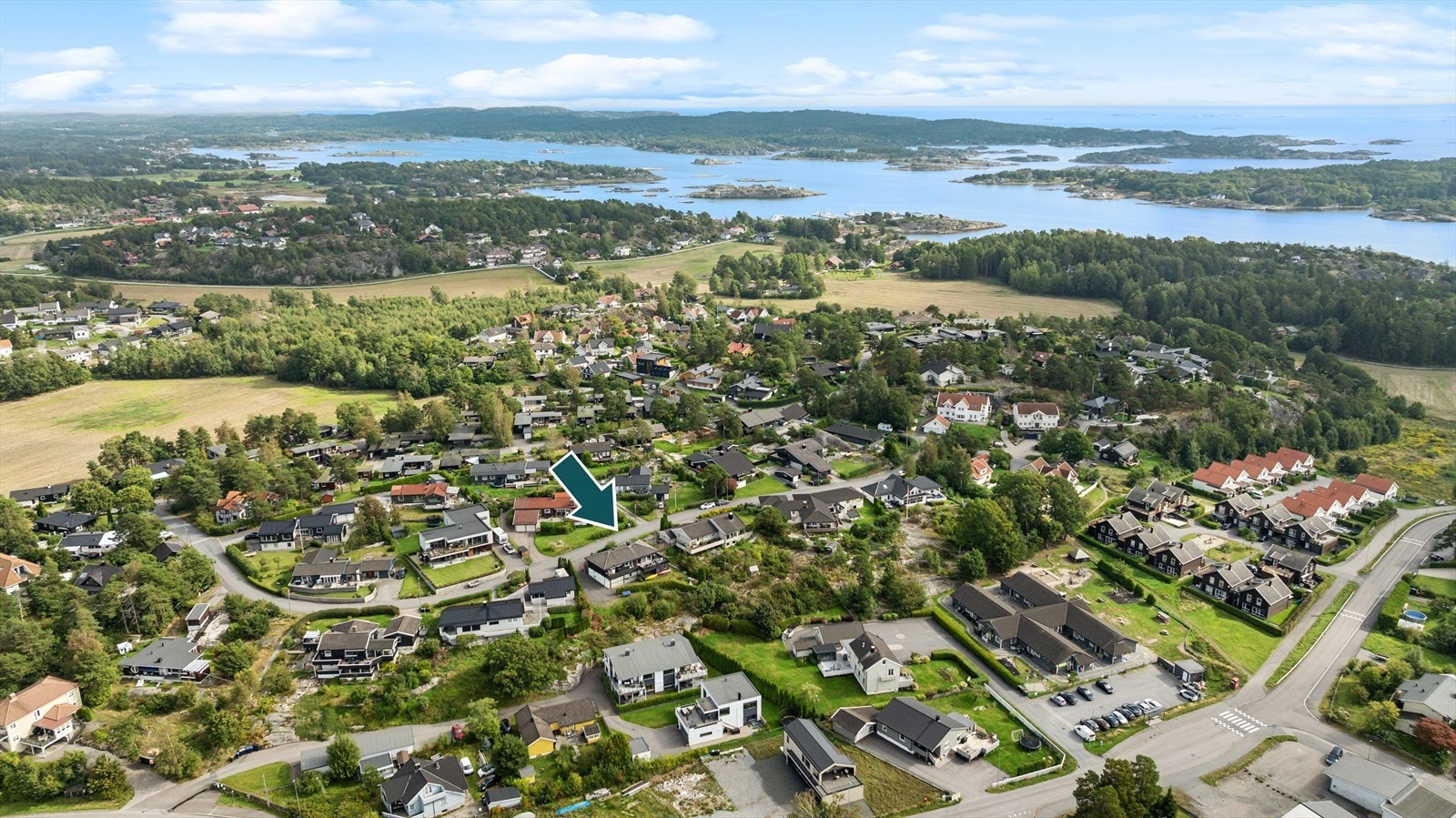 Rekkevik er et fredelig og barnevennlig område i Larvik, med nærhet til Østre Halsen barneskole og flere barnehager i nærområdet. Galleribilde