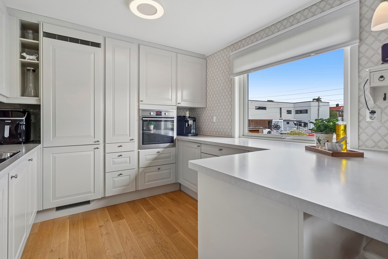 Lyst og lekkert kjøkken. Alle hvitevarer som er integrerte følger med i handelen (oppvaskmaskin, kjøl/fryseskap, stekeovn, koketopp). Galleribilde