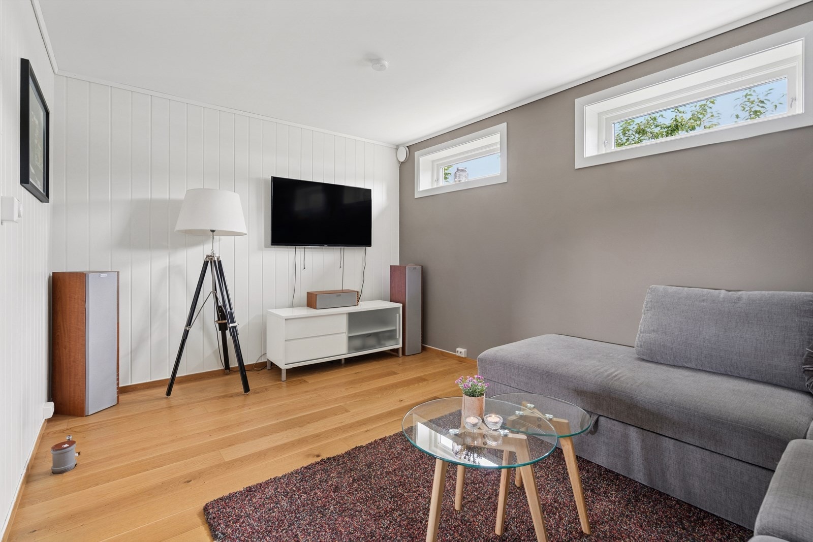 Separat stue i underetasjen egner seg godt som TV-stue eller hjemmekontor - med fleksible møbleringsmuligheter. Har tidligere vært innredet som kjøkken. Galleribilde