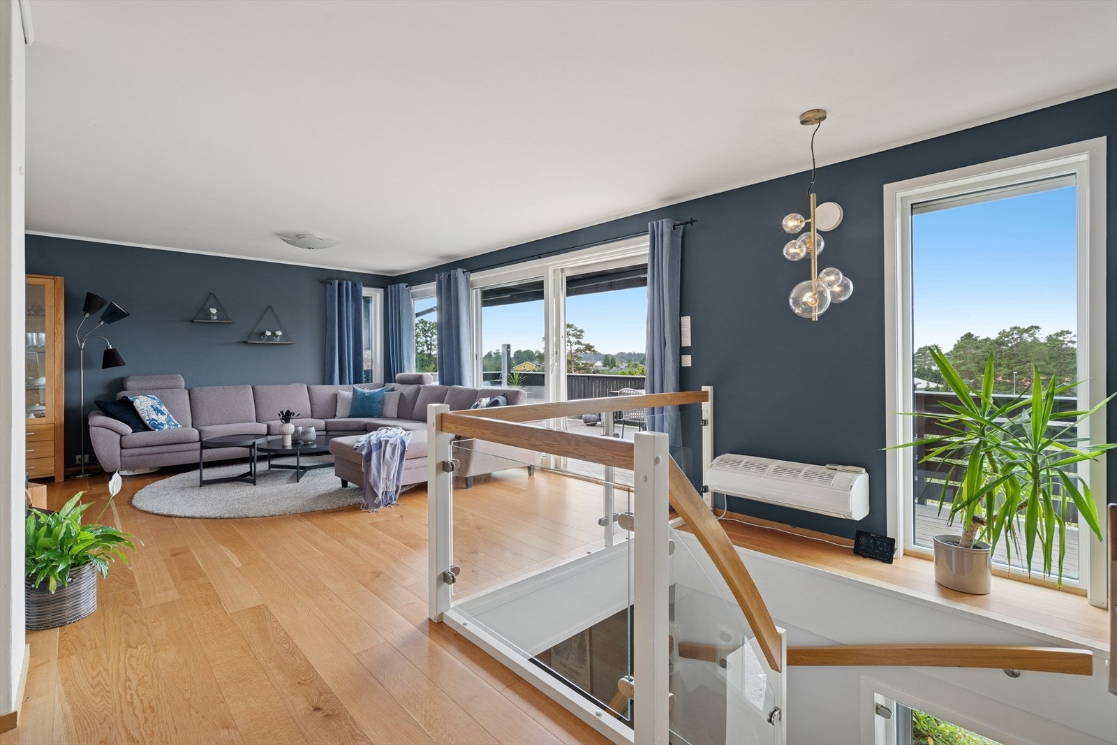 Stuen er luftig og har god plass til en innbydende sittegruppe hvor man kan nyte utsikten eller peiskosen. Galleribilde