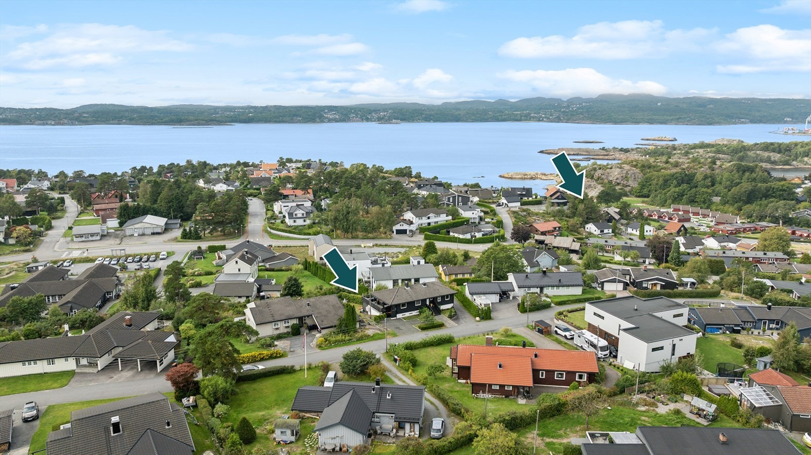 Fjellboveien ligger i et etablert og rolig boligområde i naturskjønne omgivelser og med kort vei til både sentrum av Larvik og flotte turområder. Kun en kort spasertur ned til Rekkeviksbukta (pil). Galleribilde
