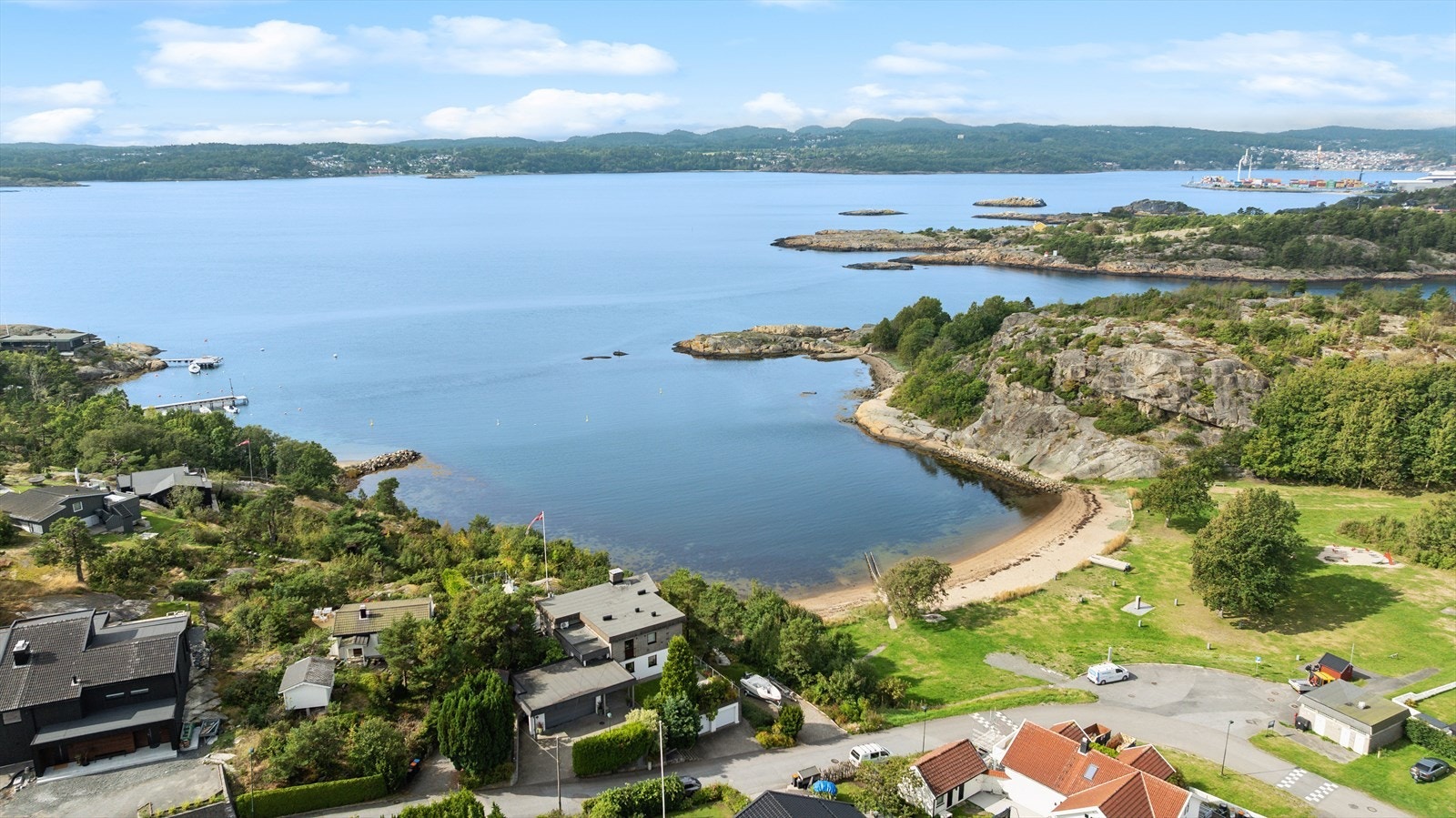 Fantastiske bademuligheter i Rekkeviksbukta kun en kort spasertur unna boligen. Galleribilde