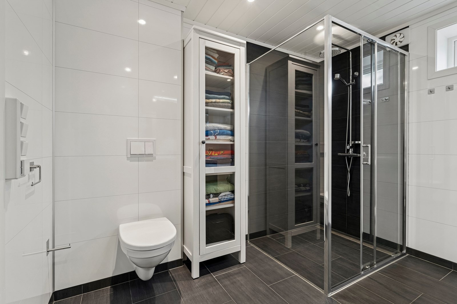 Badet i underetasjen fremstår som stilfullt og moderne, med delikate materialvalg og dusjløsning med glassdører. Galleribilde