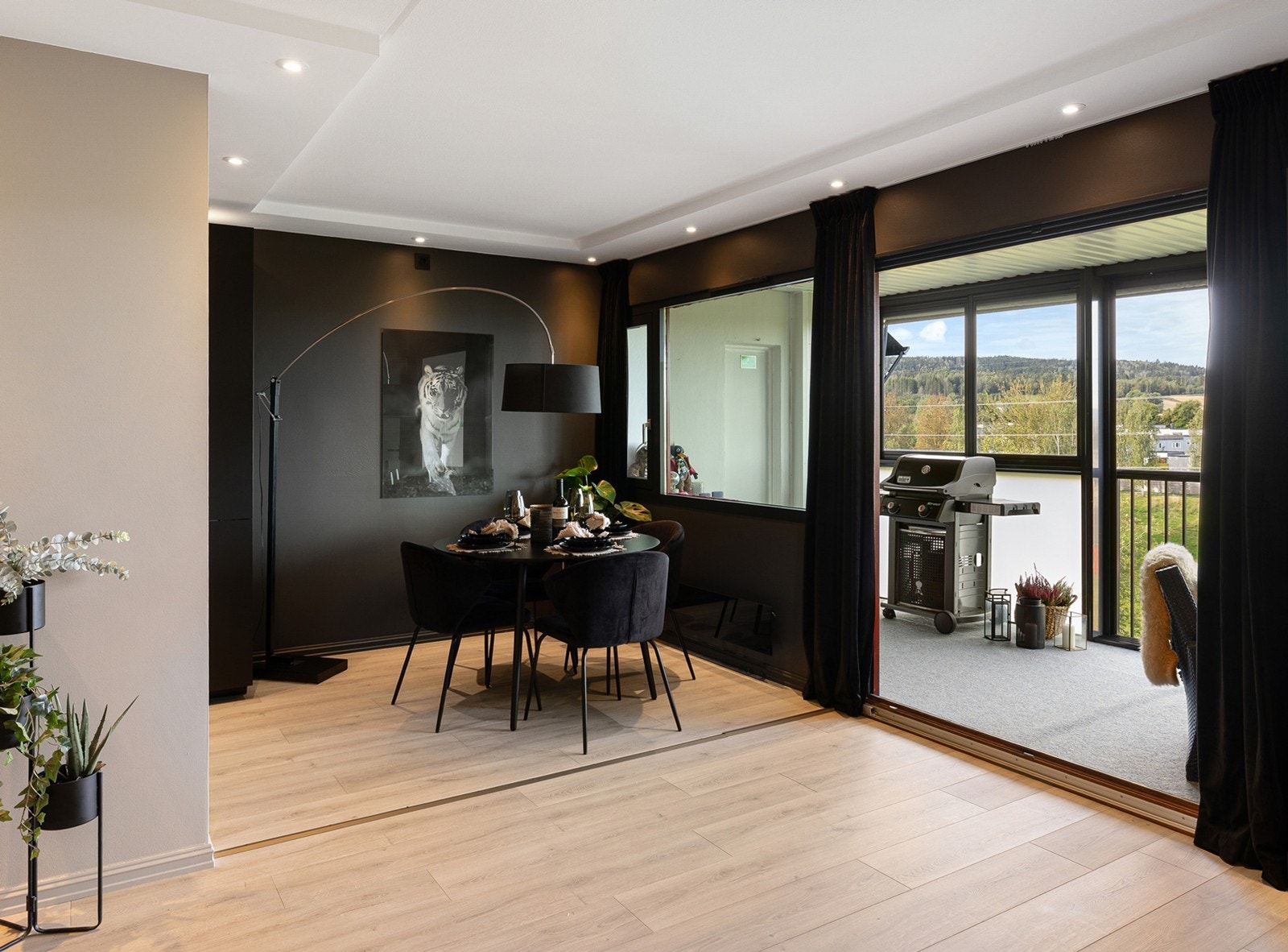 Fra stuen er det direkte adkomst til den innholdsrike, innglassede balkongen - en perfekt forlengelse av oppholdsarealet. Galleribilde