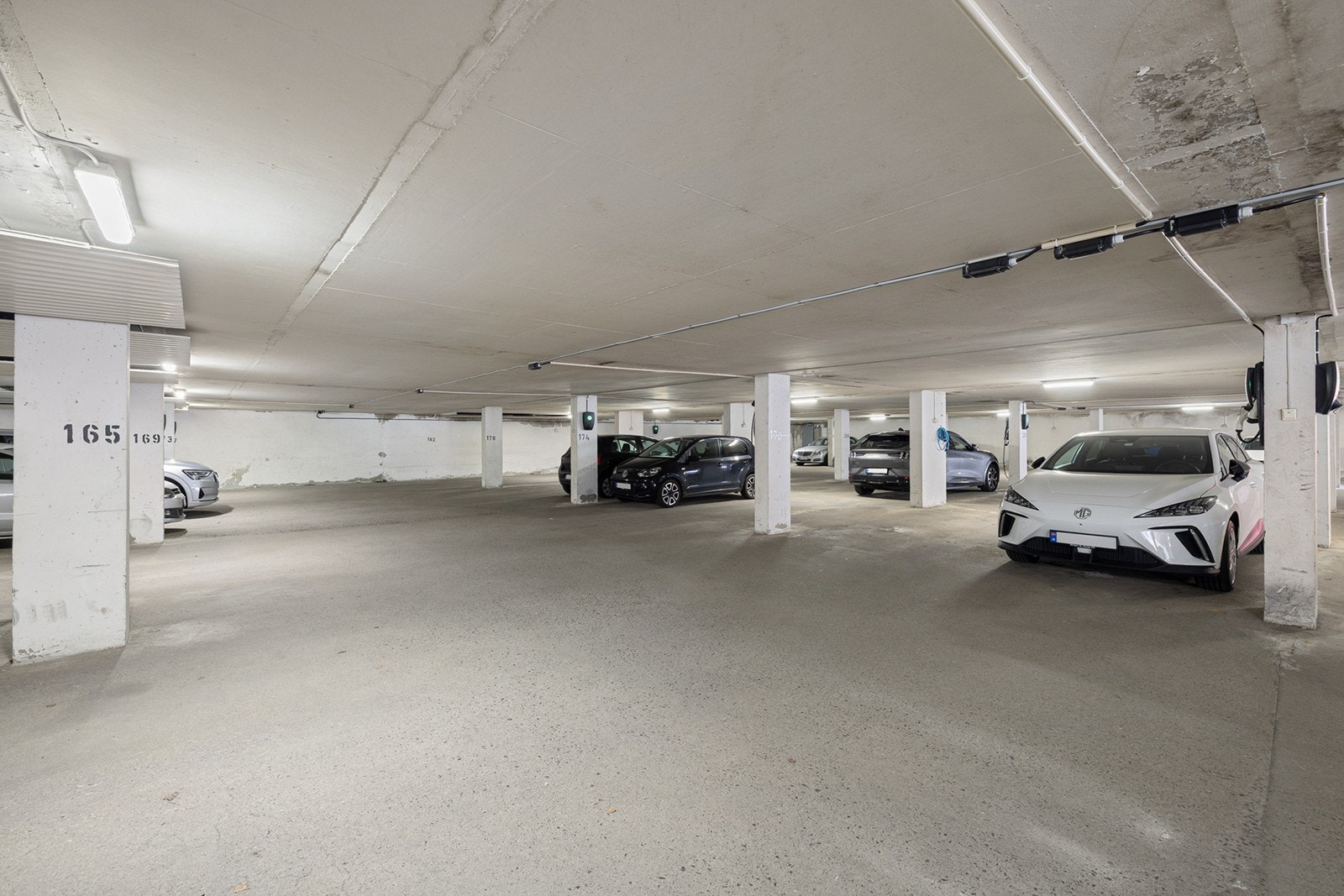 Parkeringsplass nr. 170 under tak tilhører denne andelen. Galleribilde