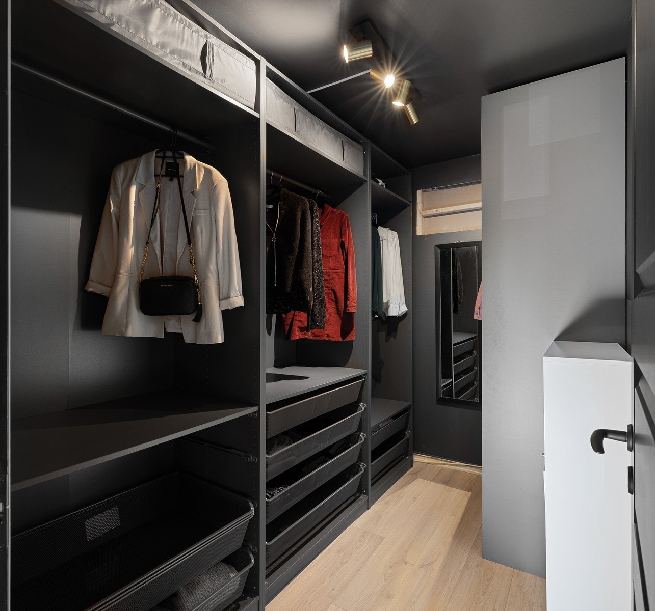 I tilknytning til entreen finner du et stort garderoberom som gir praktiske oppbevaringsløsninger. Galleribilde