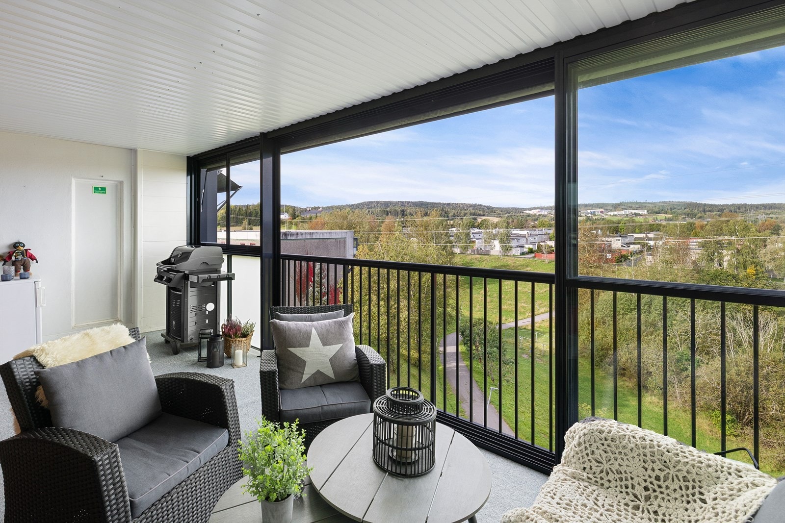 Balkongen er på 14 kvm som fungerer som en ekstra stue store deler av året. Galleribilde