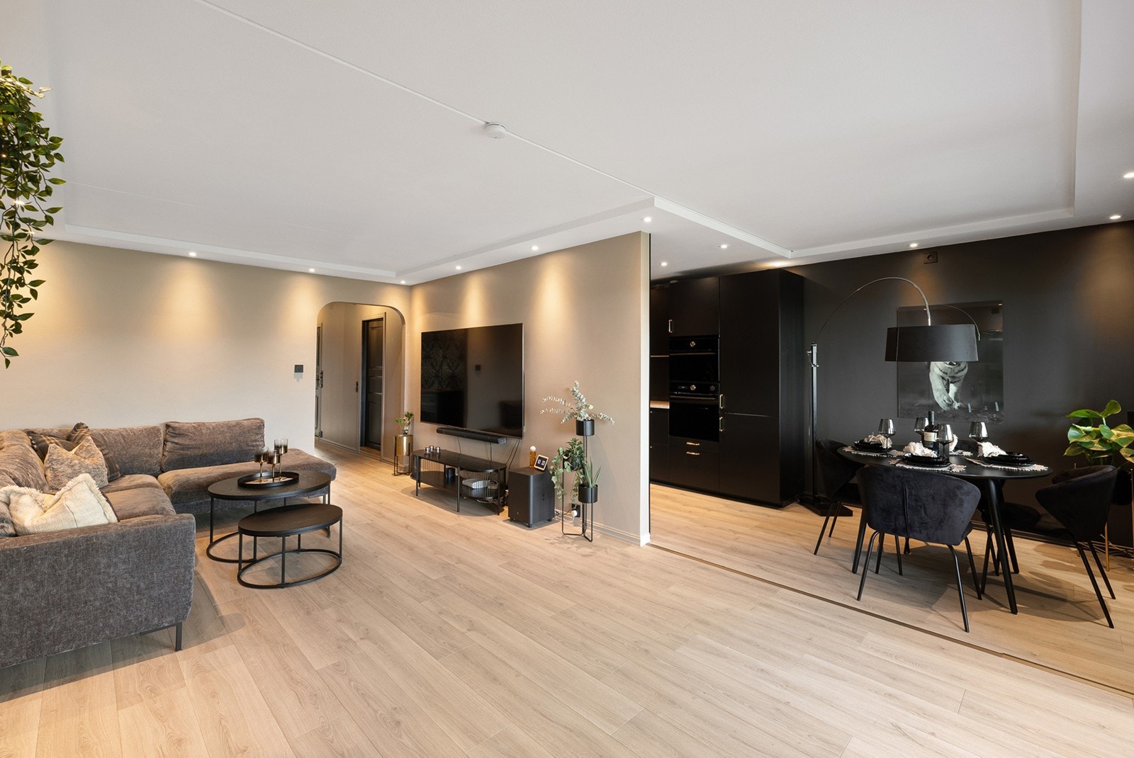 Lys og romslig stue med en moderne atmosfære, store vindusflater som gir en luftig romfølelse. Galleribilde