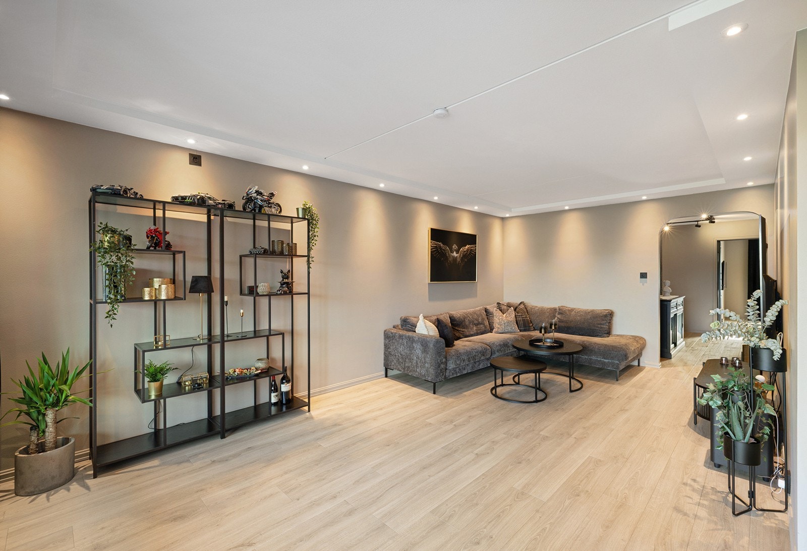 Stuen har en stilren fargepalett, downlights i taket og store vindusflater som slipper inn rikelig med dagslys. Galleribilde