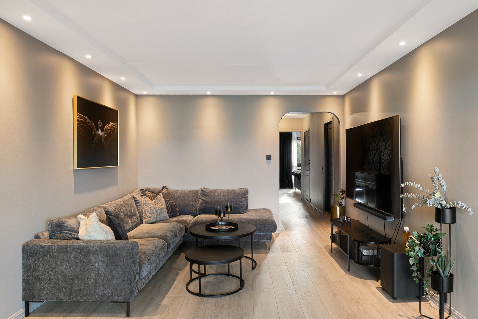 Her er det god plass til både sofagruppe og spisebord, og rommet fremstår som et naturlig samlingspunkt i boligen. Galleribilde