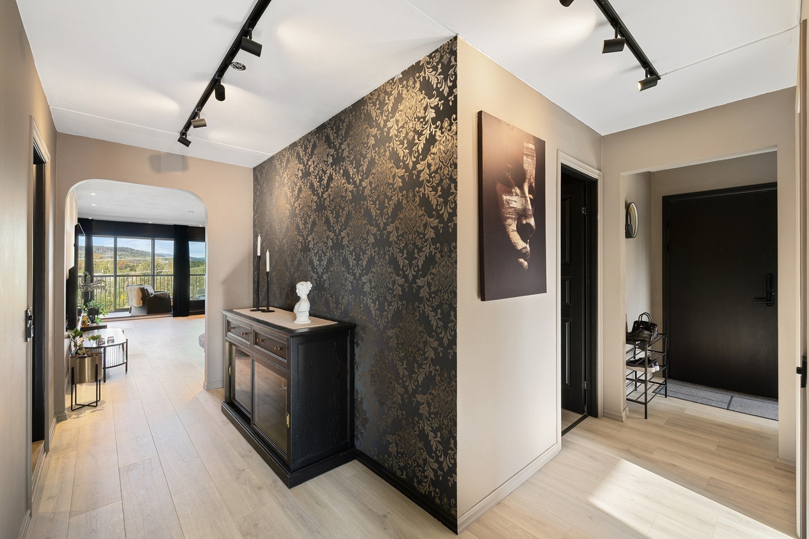 Lys og innbydende entré med god plass til møblering og oppbevaring. Galleribilde