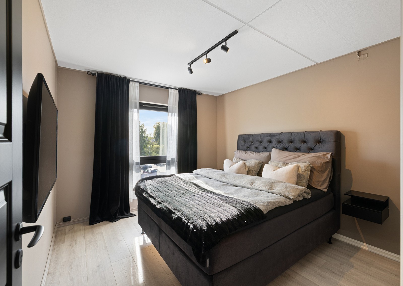 Soverom 1- Lekkert hovedsoverom med god størrelse og plass til dobbeltseng med tilhørende nattbord. Galleribilde