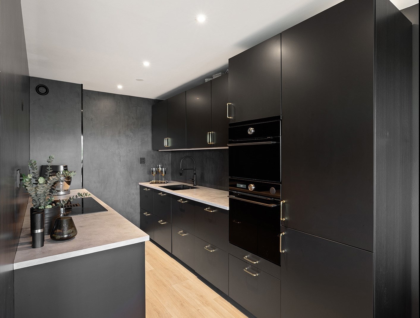 Lekkert og stilrent kjøkken med integrerte hvitevarer og gode arbeidsflater. Galleribilde