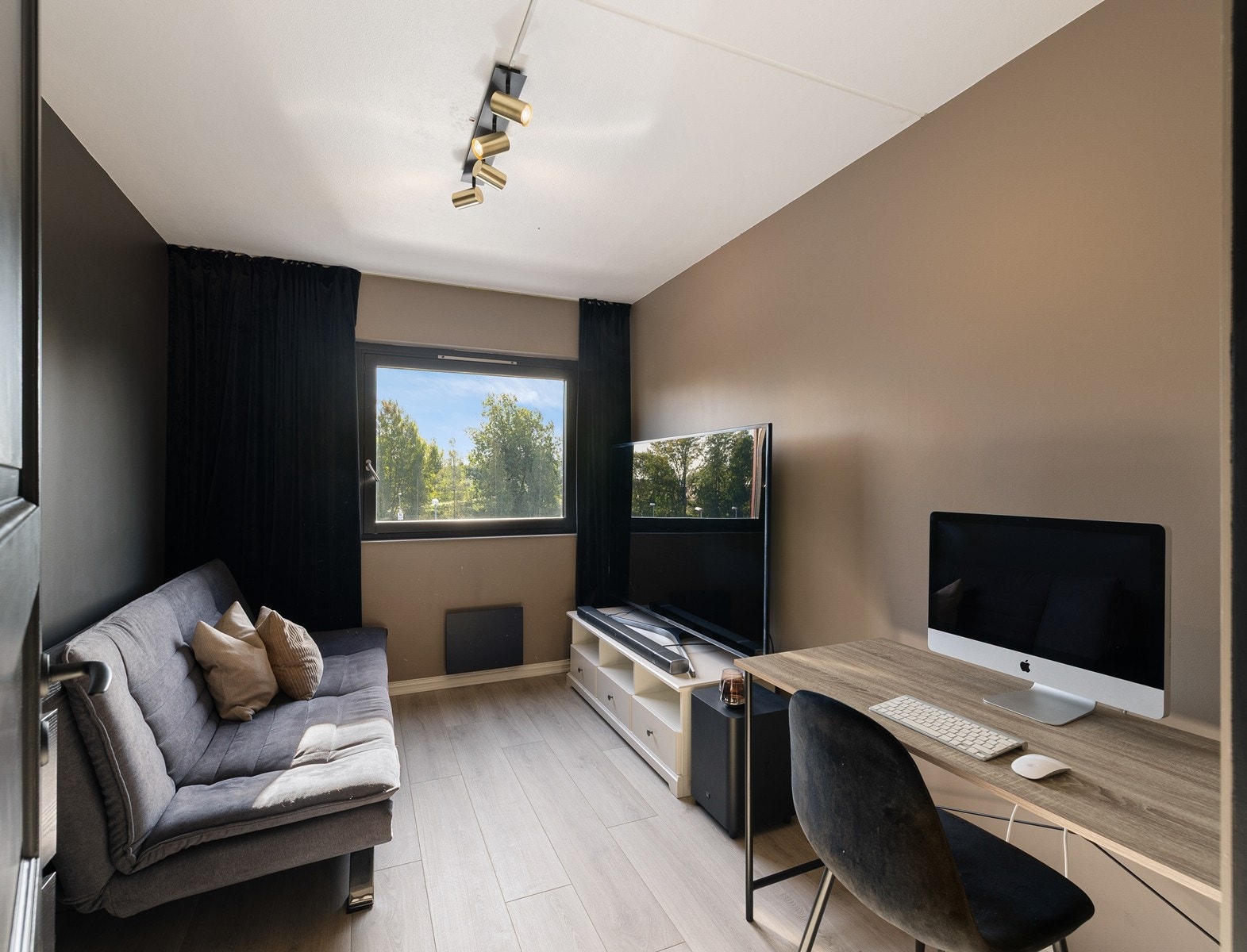 Soverom 2 - Et hyggelig soverom som kan enkelt tilpasses ulike behov - enten som gjesterom, barnerom eller hjemmekontor. Galleribilde