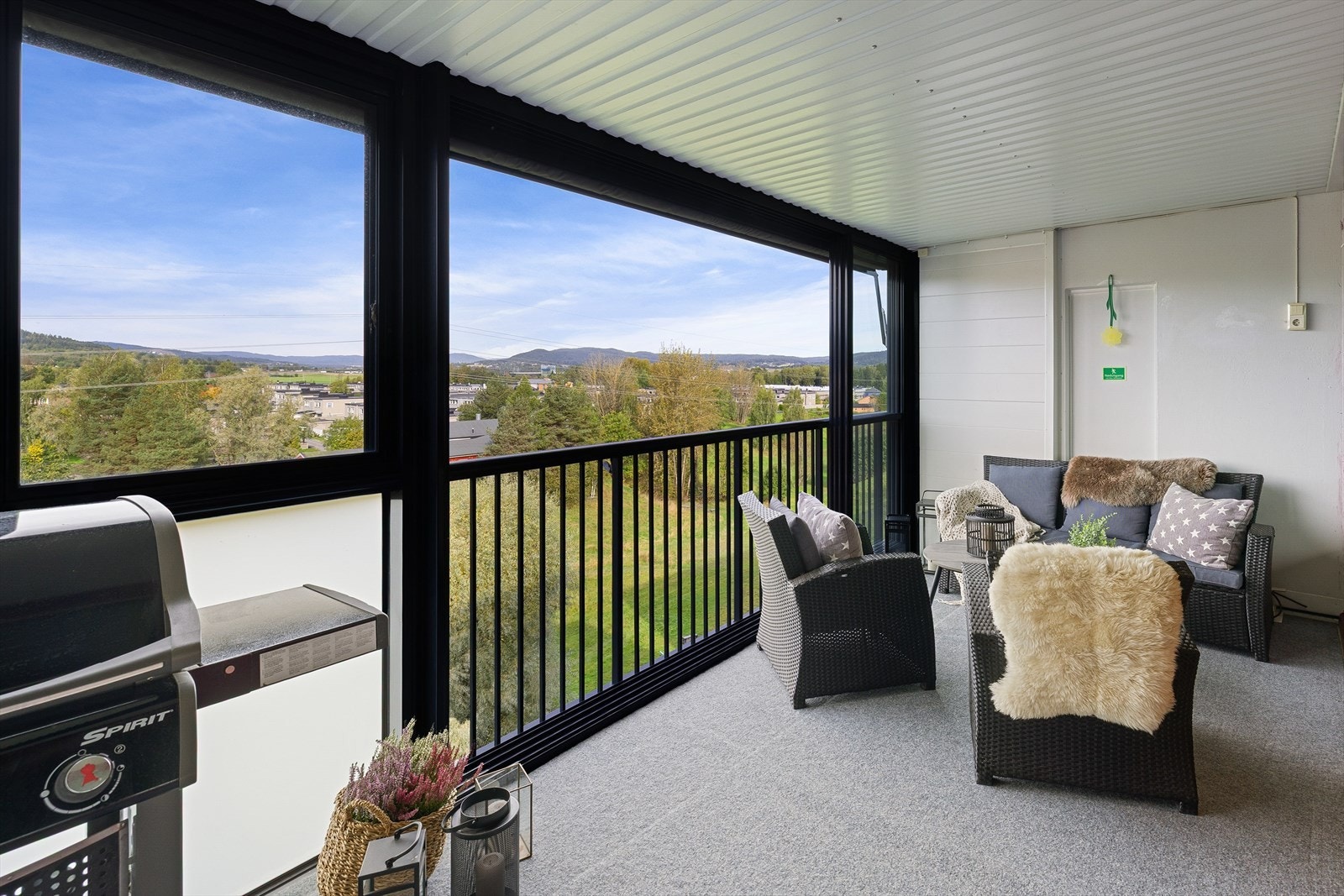 Her kan du sitte lunt og skjermet med flott utsikt over nærområdet og naturen rundt. Galleribilde