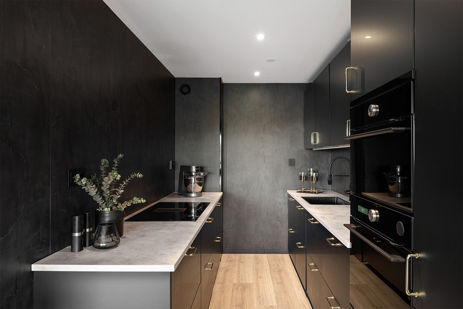 Kjøkkenet er komplett utstyrt med integrerte hvitevarer som oppvaskmaskin, kombiskap, komfyr og nedfelt platetopp med integrert ventilator. Galleribilde