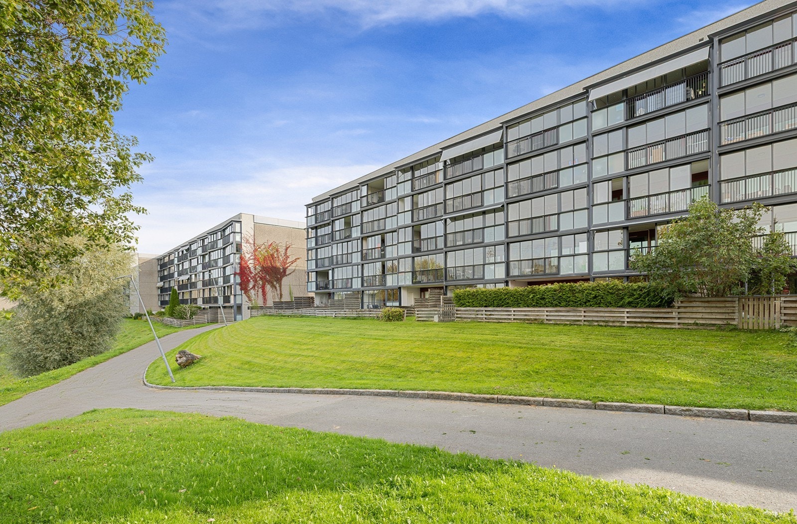 Eiendommen ligger i et sentralt, populært og meget familievennlig boligområde på Skjetten med kort vei til alt man trenger. Galleribilde