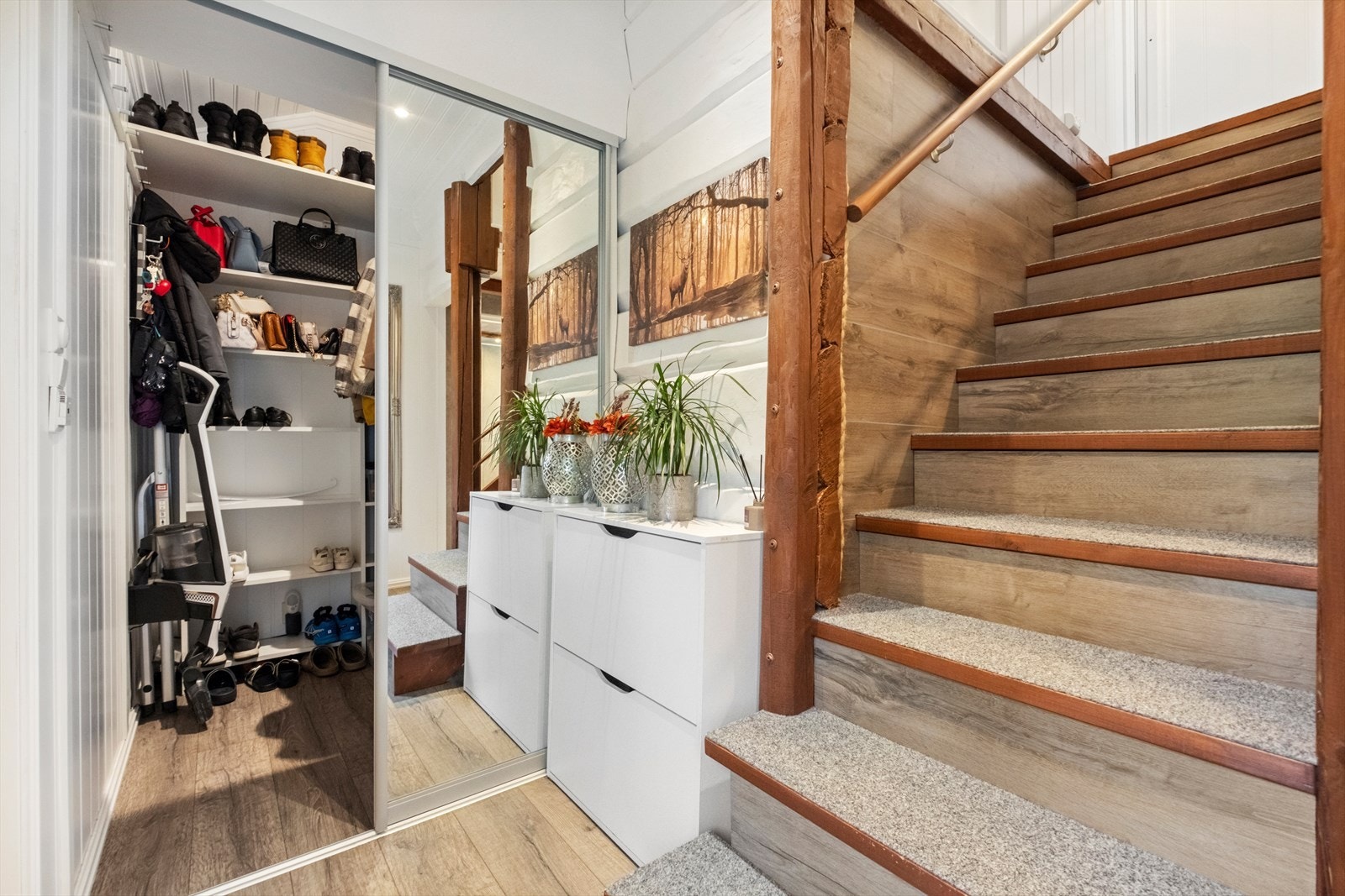 Gode oppbevaringsmuligheter i walk-in closet. Galleribilde