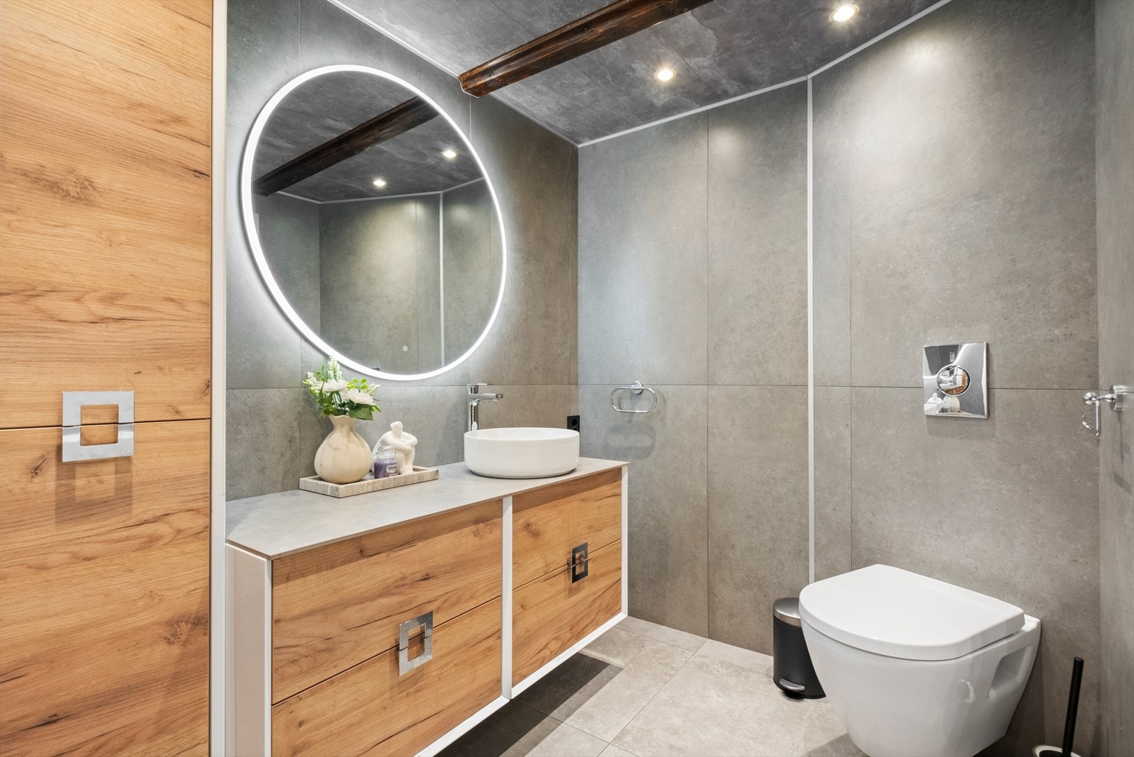 Bad/vaskerom med fliser og varmekabler i gulv, flis og våtromsplater på vegger. Galleribilde