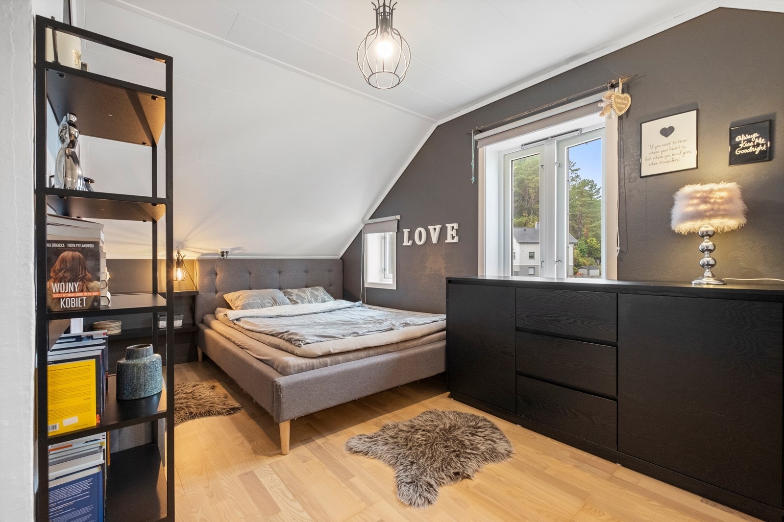 Rommet er godkjent som tilleggsdel, ikke som hoveddel. Vinduer i loftsetasjen er ikke godkjent som rømningsvei, og etasjen har kun én godkjent rømningsvei. Se salgsoppgavens punkt knyttet til ferdigattest/midlertidig brukstillatelse. Galleribilde