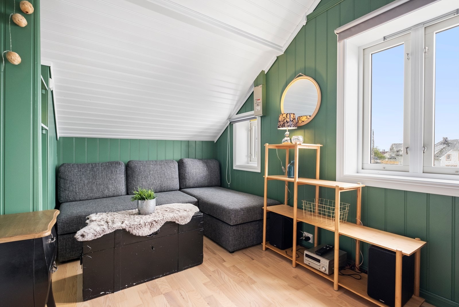 Rommet er godkjent som tilleggsdel, ikke som hoveddel. Vinduer i loftsetasjen er ikke godkjent som rømningsvei, og etasjen har kun én godkjent rømningsvei. Se salgsoppgavens punkt knyttet til ferdigattest/midlertidig brukstillatelse. Galleribilde