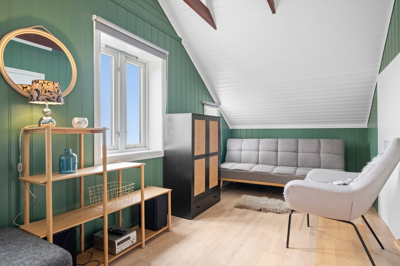 Her finner du også oppbevaringsmuligheter i garderobeskap. Galleribilde