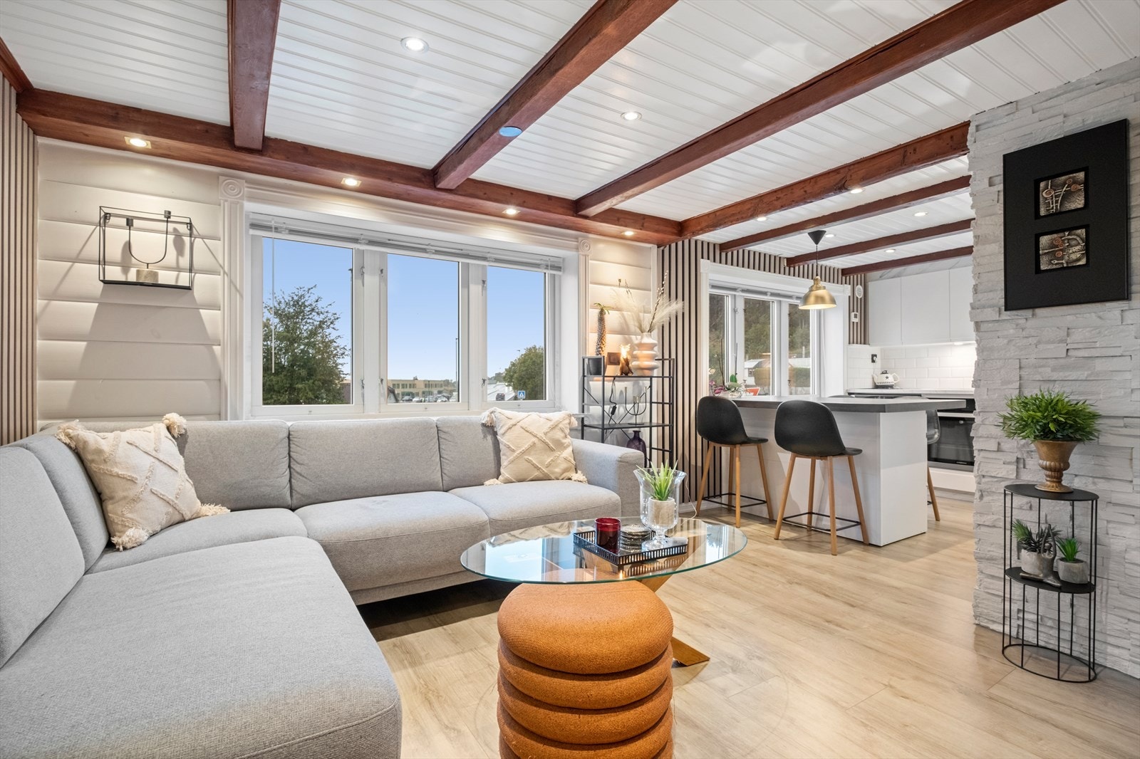 De store vindusflatene gir rikelig med naturlig lysinnslipp. Galleribilde