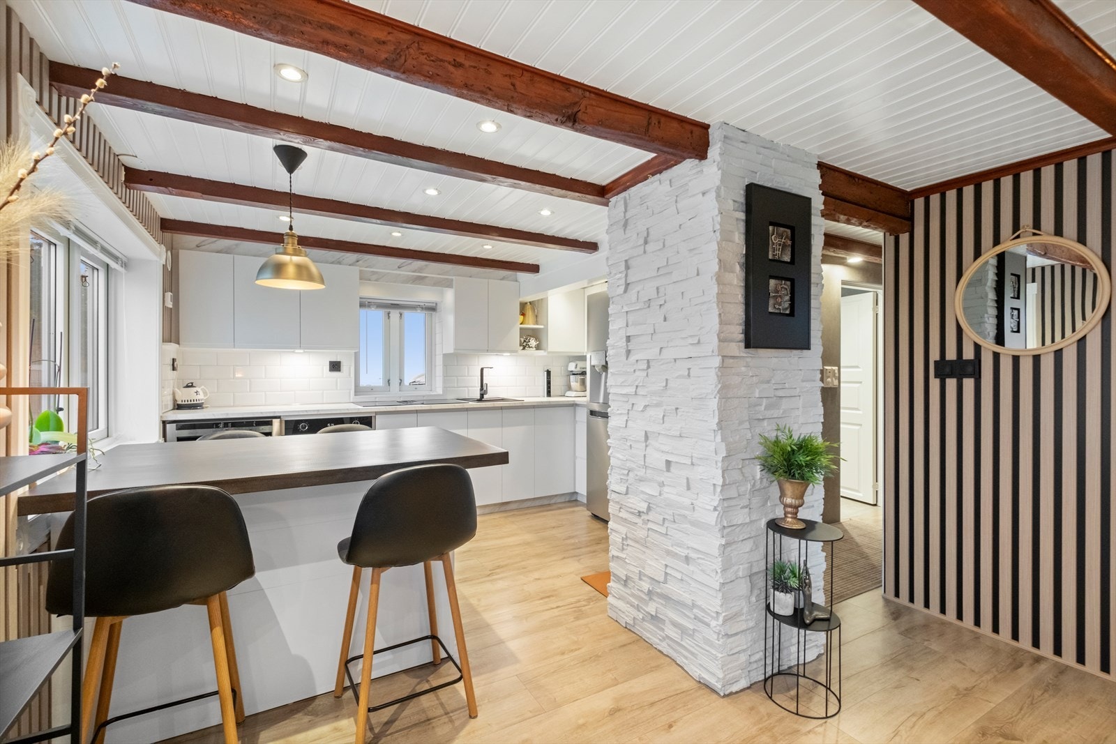 Praktisk kjøkkenøy med god arbeidsflate. Galleribilde