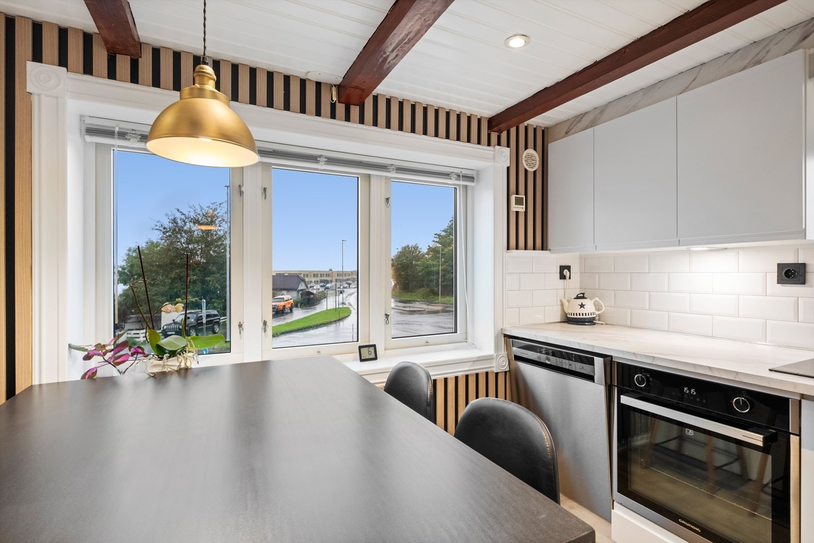 Det opplyses om at kjøkkenet ble oppusset i 2022. Galleribilde