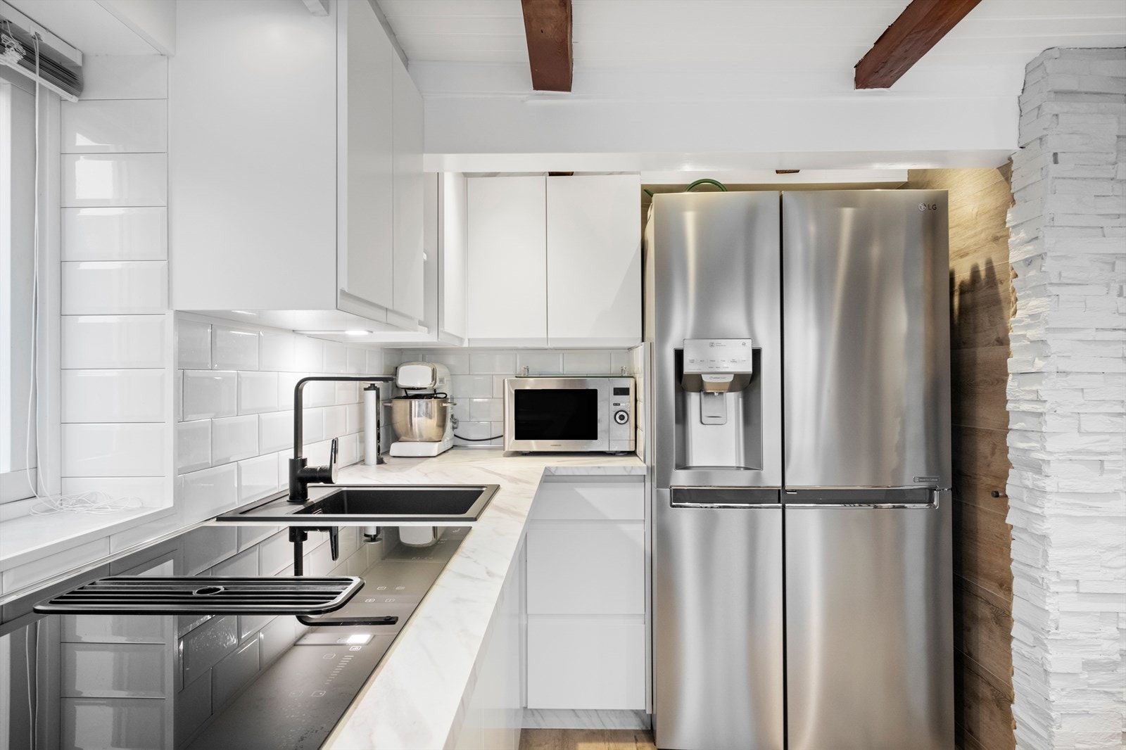 Det er integrert koketopp, integrert stekeovn, opplegg for oppvaskmaskin og kjøleskap med dispenserfunksjon. Galleribilde